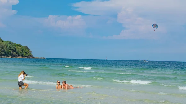 Phu Quoc Adası Sao Beach güzel plajda çift romantik fotoğraf oturumu, Nisan 1, 2019