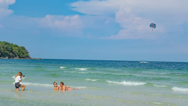 Romantische Foto Session Des Paares Schönen Strand Auf Der Insel — Stockfoto