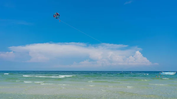 Tropische Strand Achtergrond Met Prachtige Blauwe Zee Parachute Kristalheldere Zee — Stockfoto