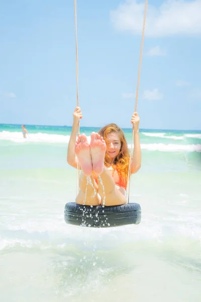 Menina Cabelos Vermelhos Biquíni Balançando Praia Beautifyl Com Areia Branca — Fotografia de Stock