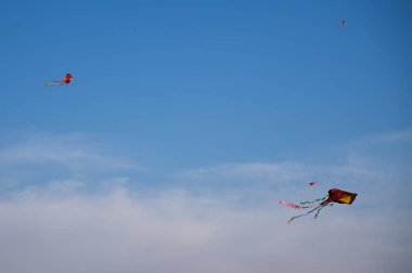 bir festival sırasında gökyüzünde uçan renkli uçurtma