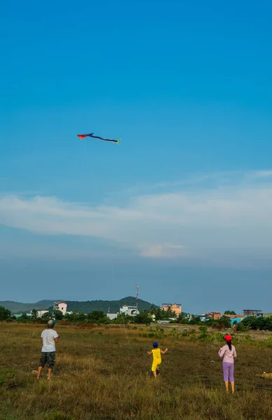 Padre Con Niños Verano Jugando Con Cometa —  Fotos de Stock