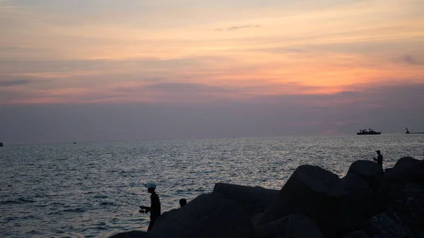 Silhueta Homem Pescando Mar Ilha Phu Quoc Com Belo Pôr — Fotografia de Stock