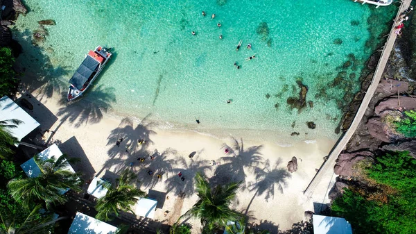  Üst görünüm veya palmiye ve adanın zümrüt berrak su ile tropikal ada orman Havadan görünümü . Phu Quoc, Kien Giang, Vietnam'da royalty yüksek kaliteli stok görüntü