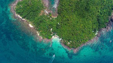  Üst görünüm veya palmiye ve adanın zümrüt berrak su ile tropikal ada orman Havadan görünümü . Phu Quoc, Kien Giang, Vietnam'da royalty yüksek kaliteli stok görüntü