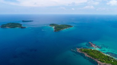  Üst görünüm veya adanın palmiye ve zümrüt berrak su ile kalp şeklinde orman ile tropikal adanın havadan görünümü . Phu Quoc, Kien Giang, Vietnam'da royalty yüksek kaliteli stok görüntü