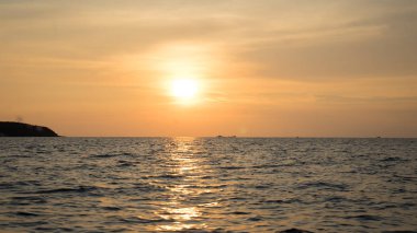 Dalgalı deniz üzerinde renkli gökyüzü ve dramatik bulutlar ile Phu Quoc adası kumlu plajda güzel gün batımı Manzara