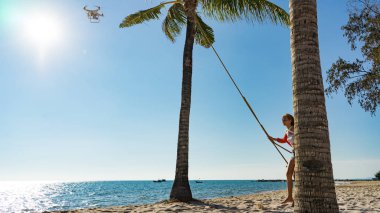 Tatil konsepti. Genç kadın bir plaj salıncak üzerinde salıncak. Phu Quoc plajda mutlu gezgin kadınlar
