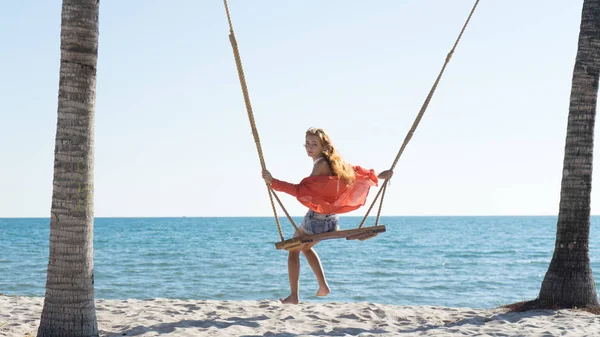 Conceito Férias Jovem Mulher Balançar Balanço Praia Mulheres Viajantes Felizes — Fotografia de Stock