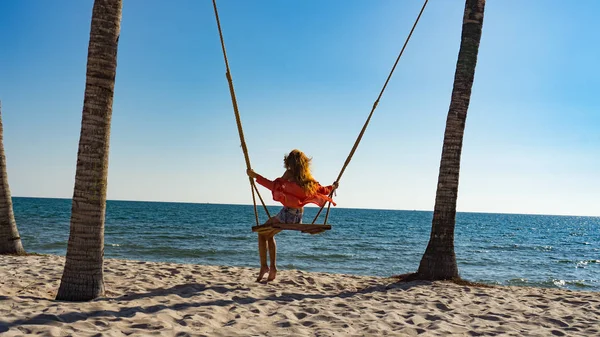 Conceito Férias Jovem Mulher Balançar Balanço Praia Mulheres Viajantes Felizes — Fotografia de Stock