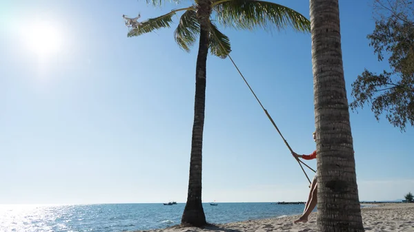 Koncepcja Urlopów Młoda Kobieta Huśtawka Huśtawce Plaży Happy Traveller Kobiet — Zdjęcie stockowe