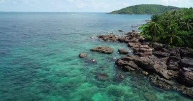 Phu Quoc Adası tarafından sinek cam Qua Gc Nhn . Avuç içi ve kristal berraklığında su ile güzel plaj için havadan görünümü