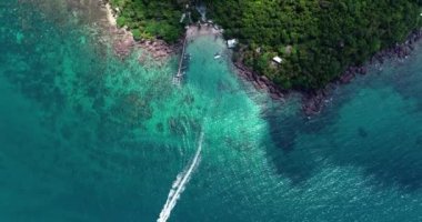 Phu Quoc Adası tarafından sinek cam Qua Gc Nhn . Avuç içi ve kristal berraklığında su ile güzel plaj için havadan görünümü