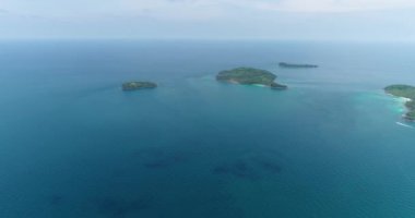 Phu Quoc Adası tarafından sinek cam Qua Gc Nhn . Avuç içi ve kristal berraklığında su ile güzel plaj için havadan görünümü