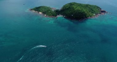 Phu Quoc Adası tarafından sinek cam Qua Gc Nhn . Avuç içi ve kristal berraklığında su ile güzel plaj için havadan görünümü