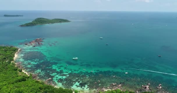 フライカムクアGc Nhnによってフーコック島 手のひらと透明な水と美しいビーチのための航空写真 — ストック動画