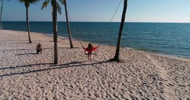 Дрон Снял Воздушный Вид Молодых Женщин Качающихся Тропическом Песчаном Пляже — стоковое видео