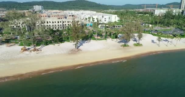 Vista Aérea Del Hotel Junto Playa Con Palmeras Mar Isla — Vídeos de Stock