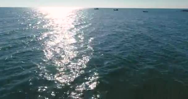 Εναέρια Θέα Κύματα Κοντά Στην Παραλία Λευκή Άμμο Θαλάσσια Κύματα — Αρχείο Βίντεο
