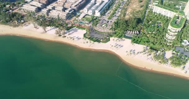 Vista Aérea Del Hotel Junto Playa Con Palmeras Mar Isla — Vídeos de Stock