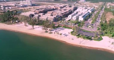 Phu Quoc Adası 'ndaki sahil kenarında palmiyeler ve deniz manzaralı bir otel.