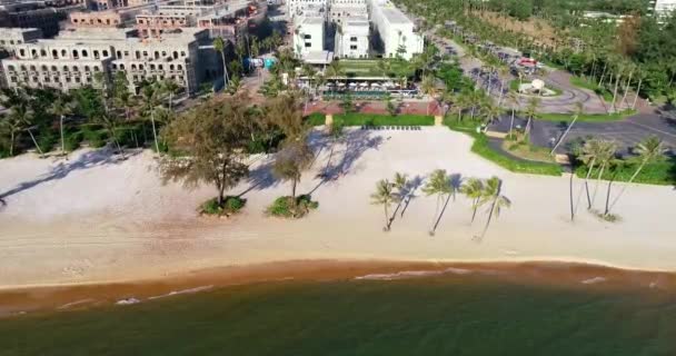 Luchtfoto Van Hotel Aan Het Strand Met Palmen Zee Phu — Stockvideo