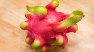 bir kesim ve tamamen kırmızı ve beyaz lezzetli ejderha meyve