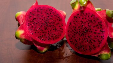 bir kesim ve tamamen kırmızı ve beyaz lezzetli ejderha meyve