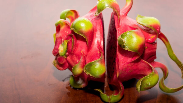 вкусные фрукты дракона в покрое и полностью красный и белый
