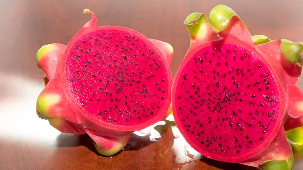 Deliciosa Fruta Dragão Corte Completamente Vermelho Branco — Fotografia de Stock