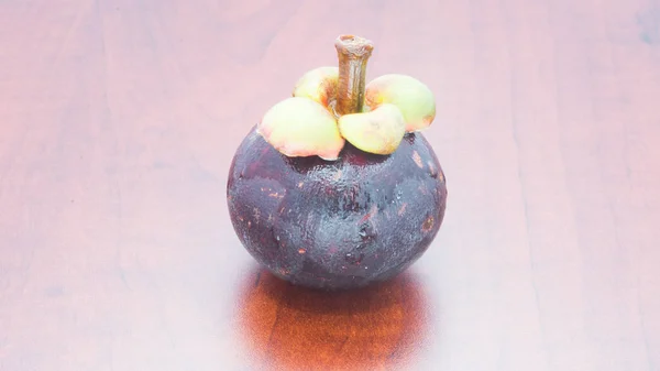 木桌上的热带水果芒果 — 图库照片