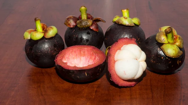 Trópusi Gyümölcsök Mangosztán Fából Készült Asztal — Stock Fotó