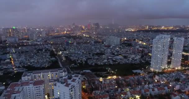 Вечірнє Місто Перед Дощем Видно Наближаються Важкі Хмари Починається Дощ — стокове відео