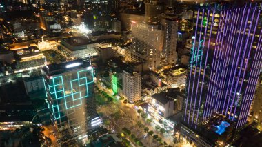 İlk elli katta bir gökdelenin penceresinden görünümü.