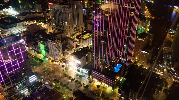 İlk elli katta bir gökdelenin penceresinden görünümü.