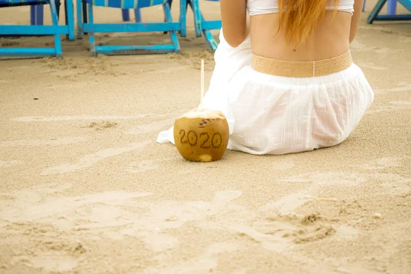 Kokos Nápisem 2020 Pláži Moře — Stock fotografie