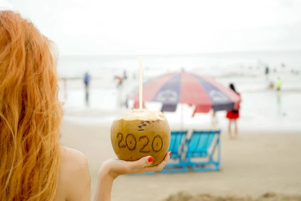Coco Con Inscripción Veinte Veinte 2020 Playa Junto Mar —  Fotos de Stock