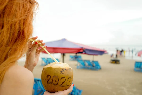 Kokos Nápisem 2020 Pláži Moře — Stock fotografie