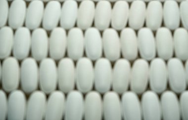 Beyaz oval kalp şeklinde haplar eczane kavramı için bir arka plan olarak birbirlerine closse.