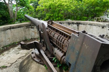 Savaştan sonra kalan Vietnam'daki Vung Tao şehrinde bir dağda bir silah..