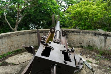 Savaştan sonra kalan Vietnam'daki Vung Tao şehrinde bir dağda bir silah..