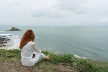  Doğada uzun beyaz etek gezgin kızıl saçlı kız vung Tau.Relax zaman tatil konsepti seyahat güzel görünümü ve küçük bir ada arıyor .