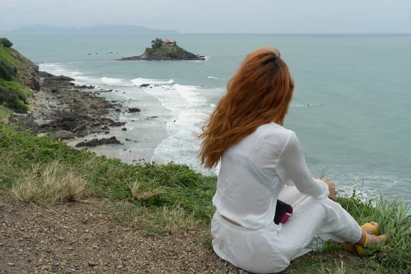  Doğada uzun beyaz etek gezgin kızıl saçlı kız vung Tau.Relax zaman tatil konsepti seyahat güzel görünümü ve küçük bir ada arıyor .
