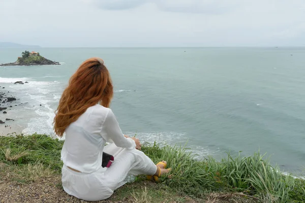 Menina Cabeludo Vermelho Longa Saia Branca Viajante Natureza Olhando Para — Fotografia de Stock