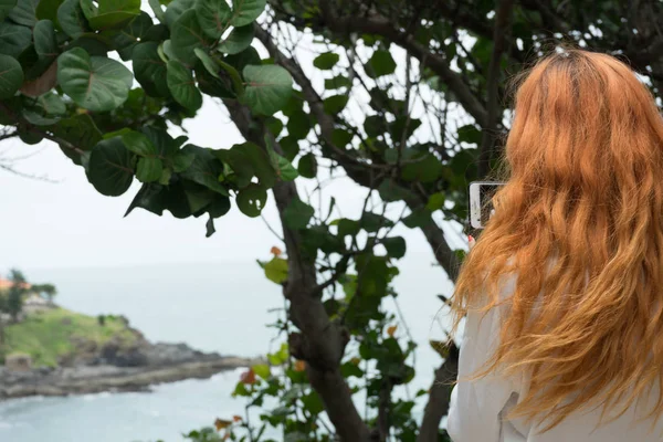 Menina Cabeludo Vermelho Longa Saia Branca Viajante Natureza Olhando Para — Fotografia de Stock