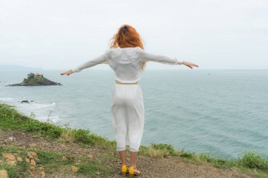  Doğada uzun beyaz etek gezgin kızıl saçlı kız vung Tau.Relax zaman tatil konsepti seyahat güzel görünümü ve küçük bir ada arıyor .