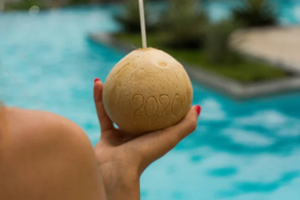 개념으로 해변에 그리기 2020 코코넛 코코넛 수영장 — 스톡 사진