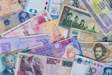 pembe bir arka plan üzerinde para.