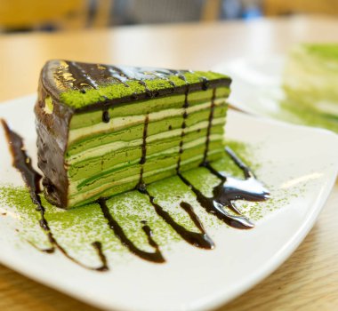 Bir Kore restoranında tatlı için soğuk çay ile lezzetli matcha kek.