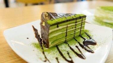 Bir Kore restoranında tatlı için soğuk çay ile lezzetli matcha kek.